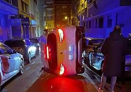 Coche volcado en la calle Curtidores de Segovia.