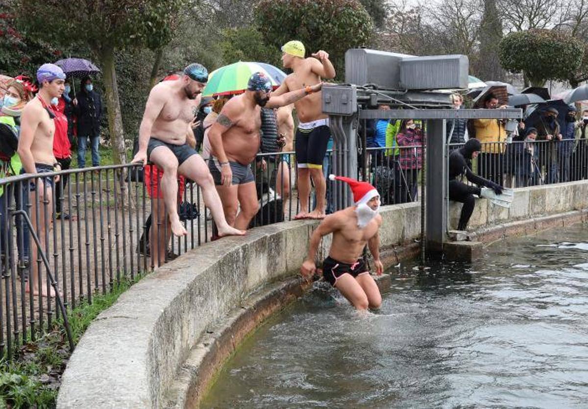 Algunos de los participantes en el Chapuzón Navideño en la Dársena, en años anteriores.