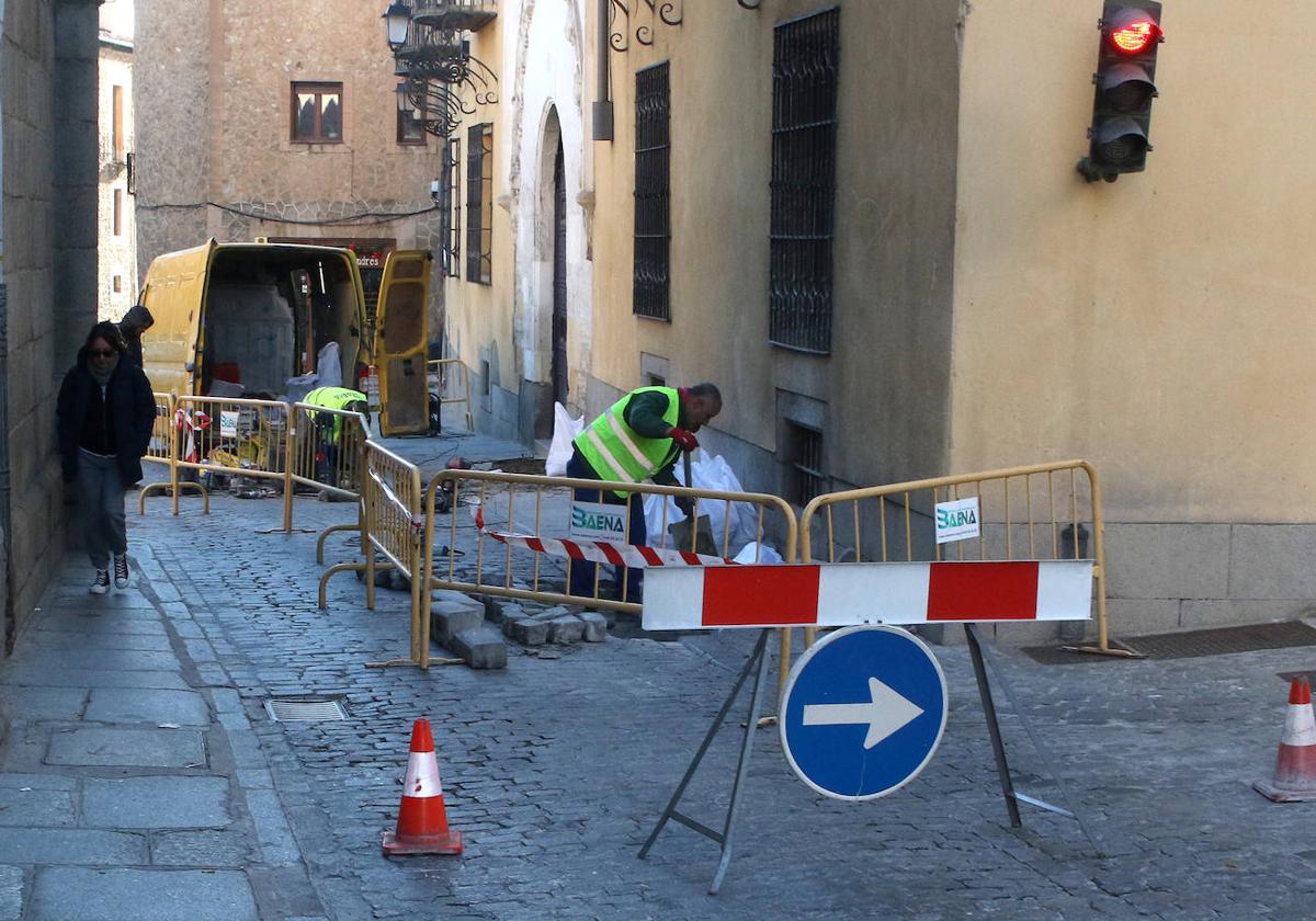 Obras en el estrechamiento de la calle San Agustín a la altura de la Diputación de Segovia.