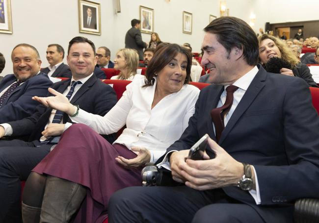 La socialista Ana Sánchez conversa con Suárez-Quiñones, en presencia del leonés Javier Alfonso Cendón.