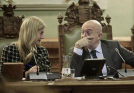 Jesús Julio Carnero, en el centro, junto al concejal de Hacienda, Francisco Blanco, y la teniente de alcalde, Irene Carvajal, en la presentación del presupuesto.