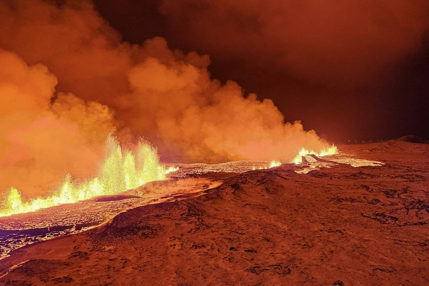 Las imágenes de la erupción del volcán en la ciudad islandesa de Grindavik