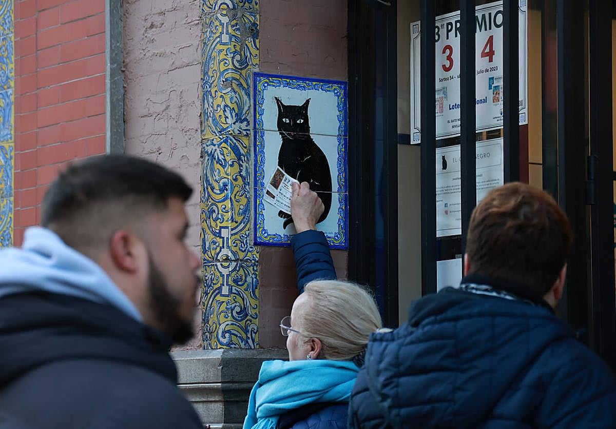 Varias personas hacen cola para adquirir lotería.