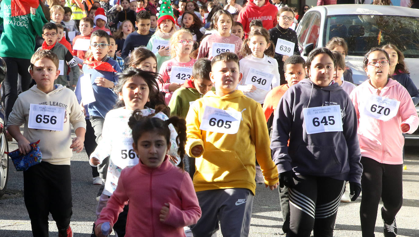 La carrera navideña del colegio Villalpando, en imágenes