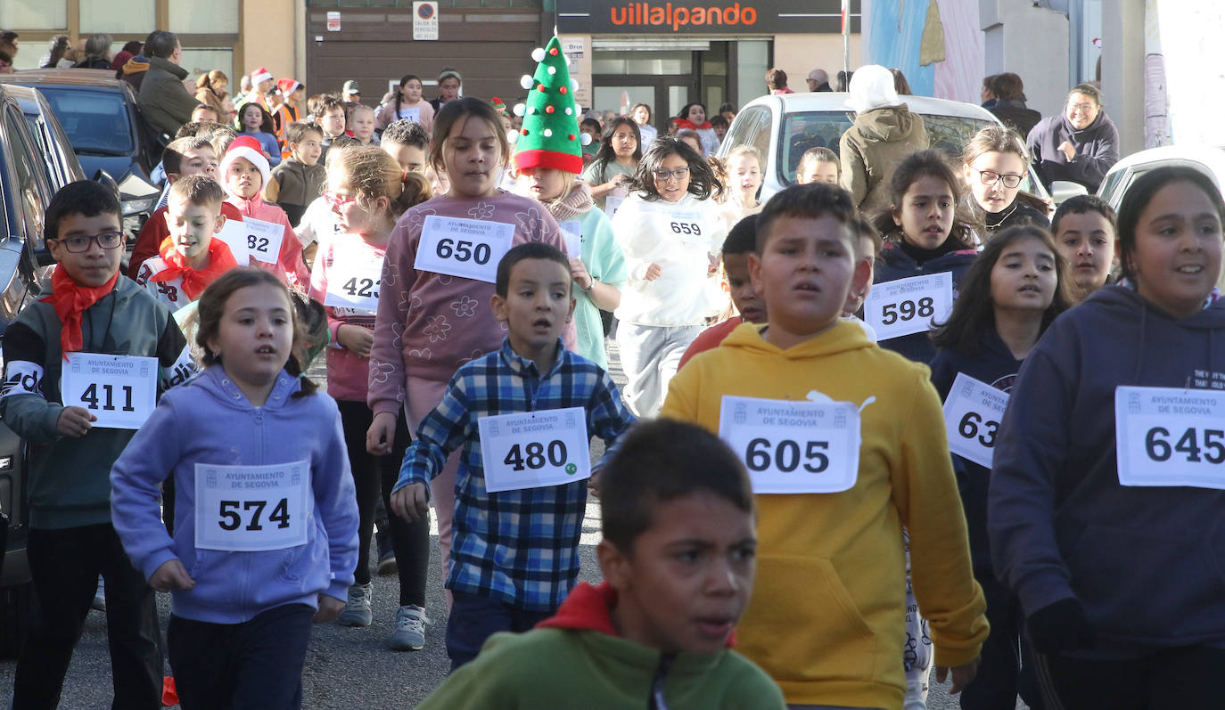 La carrera navideña del colegio Villalpando, en imágenes