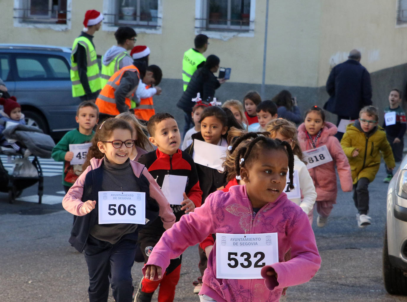 La carrera navideña del colegio Villalpando, en imágenes