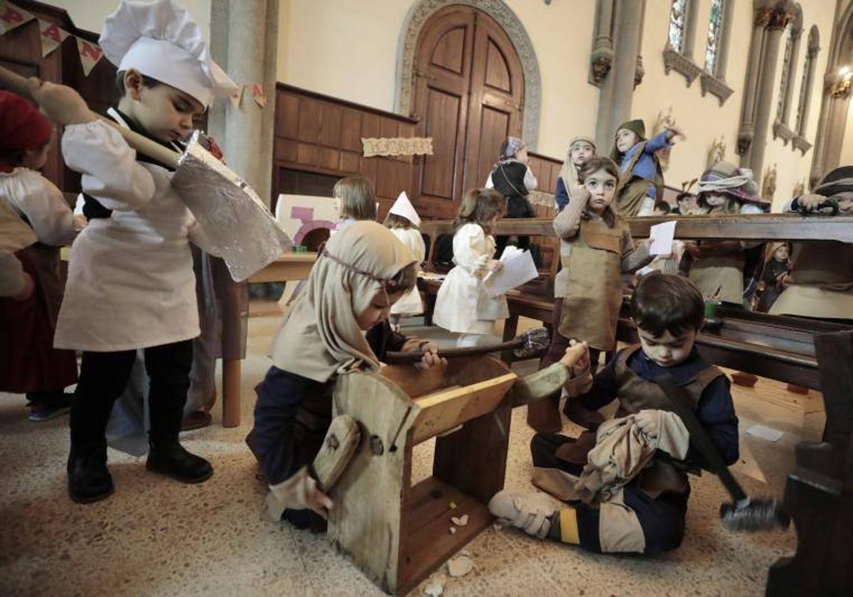 El Colegio Lourdes ha celebrado este martes su Belén viviente ante una abarrotada capilla.