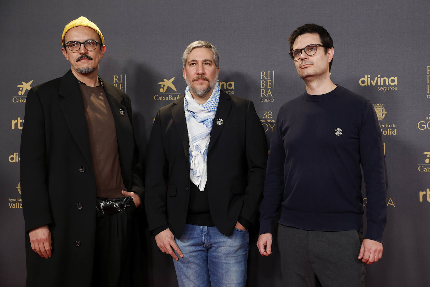 En el centro, el actor Alberto Ammann junto a los directores Alejandro Rojas (izquierda) y Juan Sebastián Vásquez (derecha), nominados a mejor guion original, mejor dirección novel y mejor actor protagonista por la película 'Upon Entry'.