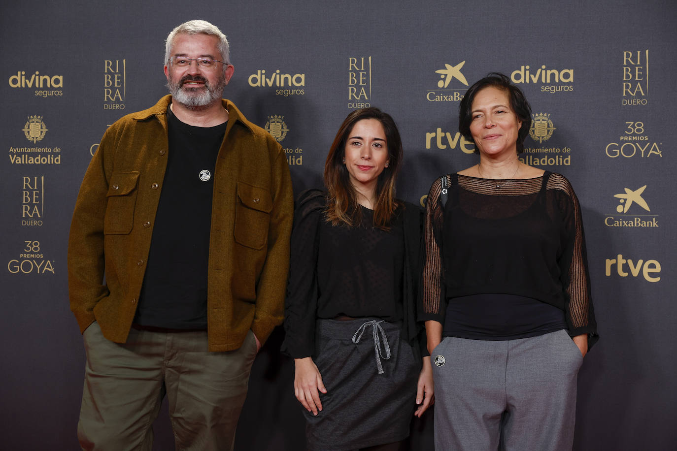 En el centro, la directora Sandra Reina junto a los productores Jaume Fargas Coll y Valérie Delpierre, nominados a mejor cortometraje documental por 'El bus'.