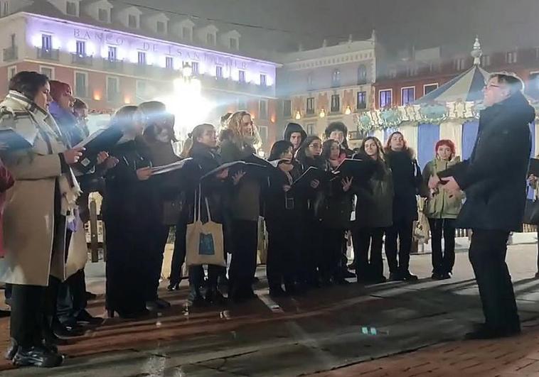 Actuación en la Plaza Mayor del Coro Joven.