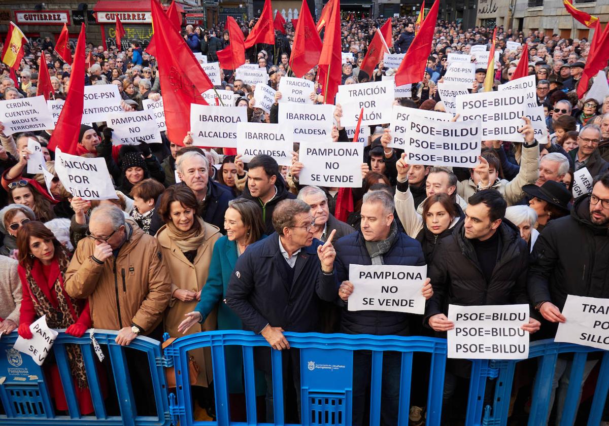 Feijóo visita Pamplona para pedir al PSOE que abandone el pacto realizado con Bildu.