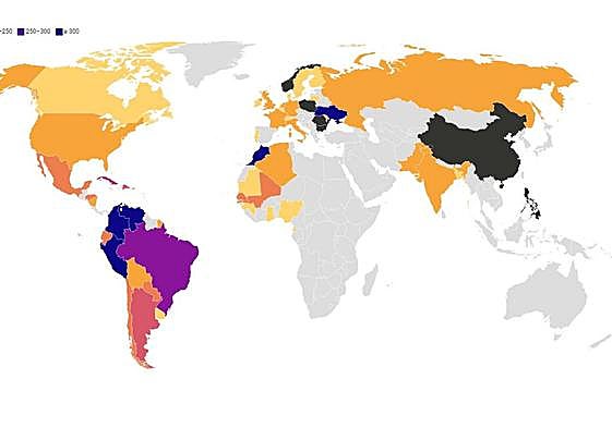 Varias personas caminan por el Paseo de Zorrilla.