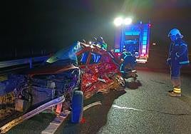 Estado en que quedó el coche del fallecido tras el accidente.