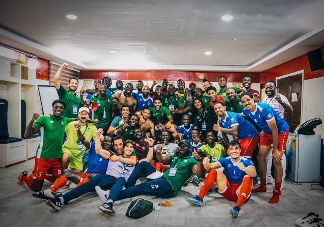 Andrés Domingo junto a los jugadores y el staff de la selección de Guinea Ecuatorial en Monrovia (Liberia), el pasado noviembre, tras ganar a la selecciónde Liberia en uno de los partidos clasificatorios para el Mundial 2026.