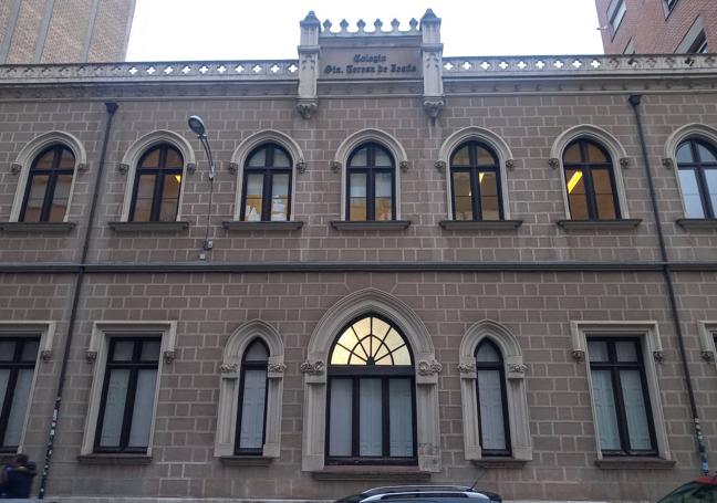 La ventana iluminada antes era la puerta de entrada al colegio de las Teresianas.