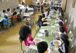 Imagen de archivo de niños en un comedor escolar.