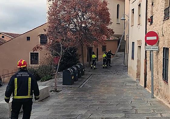 Los bomberos rescatan a una persona atrapada en su domicilio
