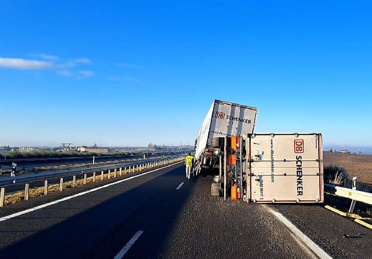 El vuelco de un camión ha obligado a cortar un carril de la autovía A-231, a la altura de San Mamés de Campos.