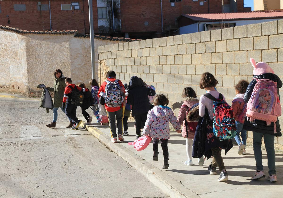 Un grupo de niños acude al colegio en Bernuy de Porreros.