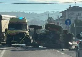 El tractor, volcado tras chocar frontalmente contra la ambulancia.