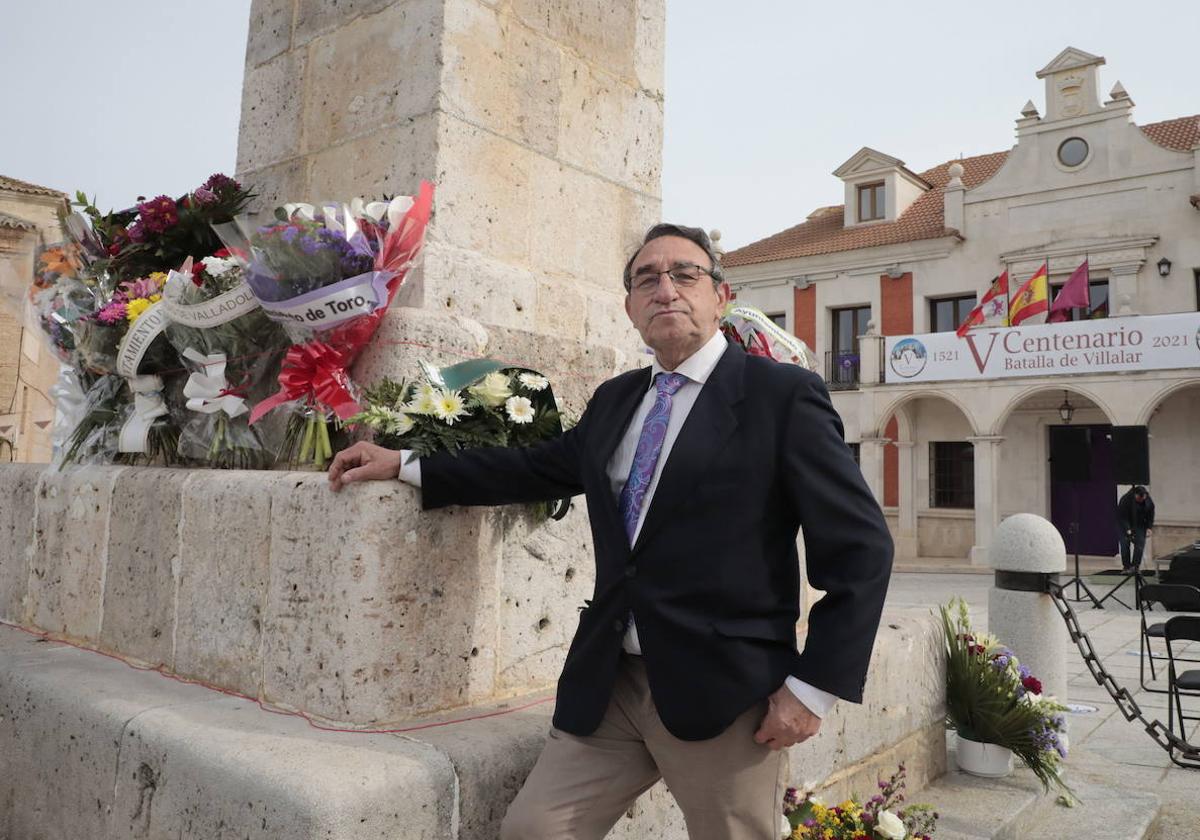 Luis Alonso Laguna, alcalde de Villalar de los Comuneros, ante el monolito en memoria de los capitanes Juan de Padilla, Juan Bravo y Francisco Maldonado.