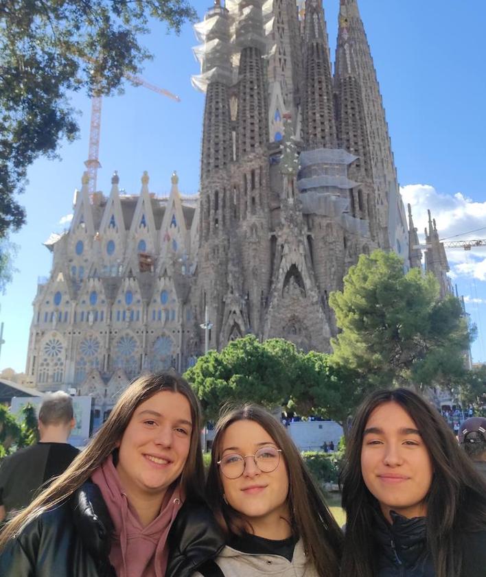 Imagen secundaria 2 - Los profesores y las alumnas posan con La Ruperta en los estudios de San Cugat. A la derecha, las jóvenes durante la visita a la Sagrada Familia.