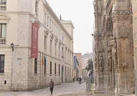 Callejeando por la calle Cadenas de San Gregorio, junto a la iglesia de San Pablo