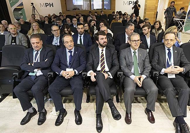 El vicepresidente de la Junta y el consejero de Industria, Comercio y Empleo, en la primera fila, durante una de las sesiones del congreso.