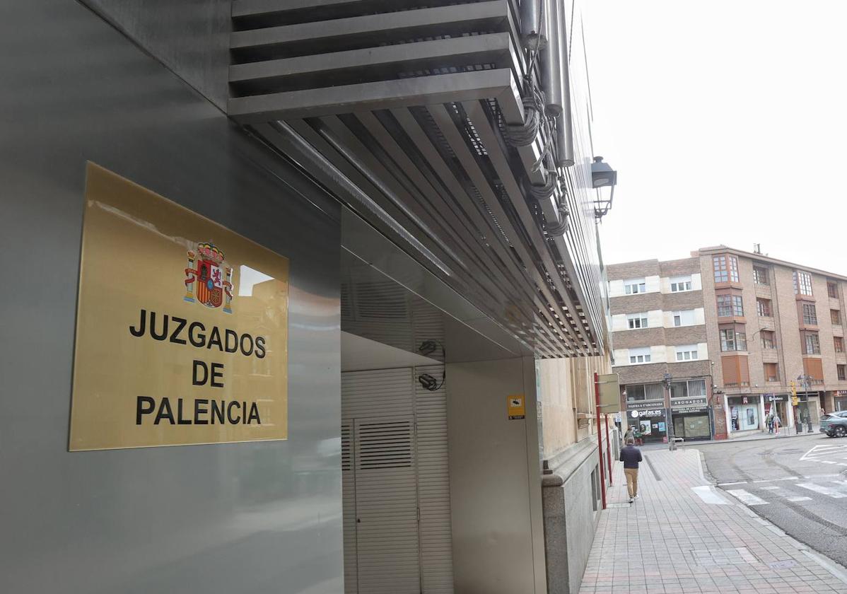 El acusado de pegar 43 carteles antimusulmanes usando las siglas de una inmobiliaria irá a juicio