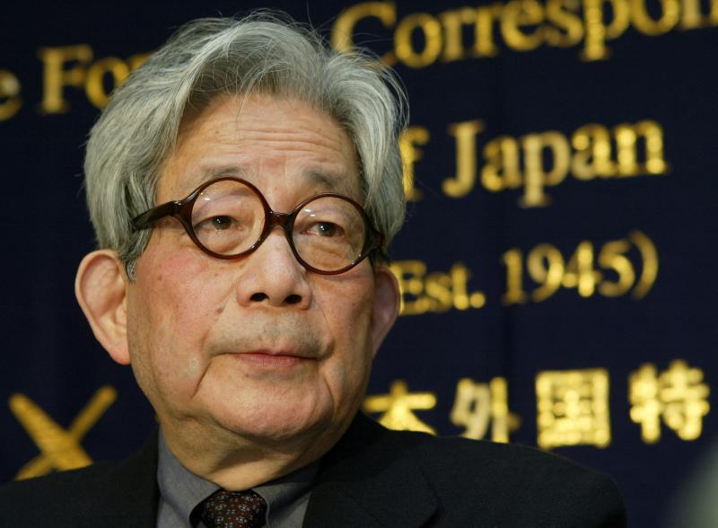 Kenzaburo Oe, escritor japonés ganador del Premio Nobel de Literatura, murió con 88 años el 12 de marzo por causas naturales.