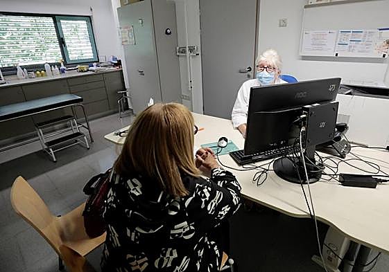 Una médico en consulta en el centrio de Delicias, Valladolid.