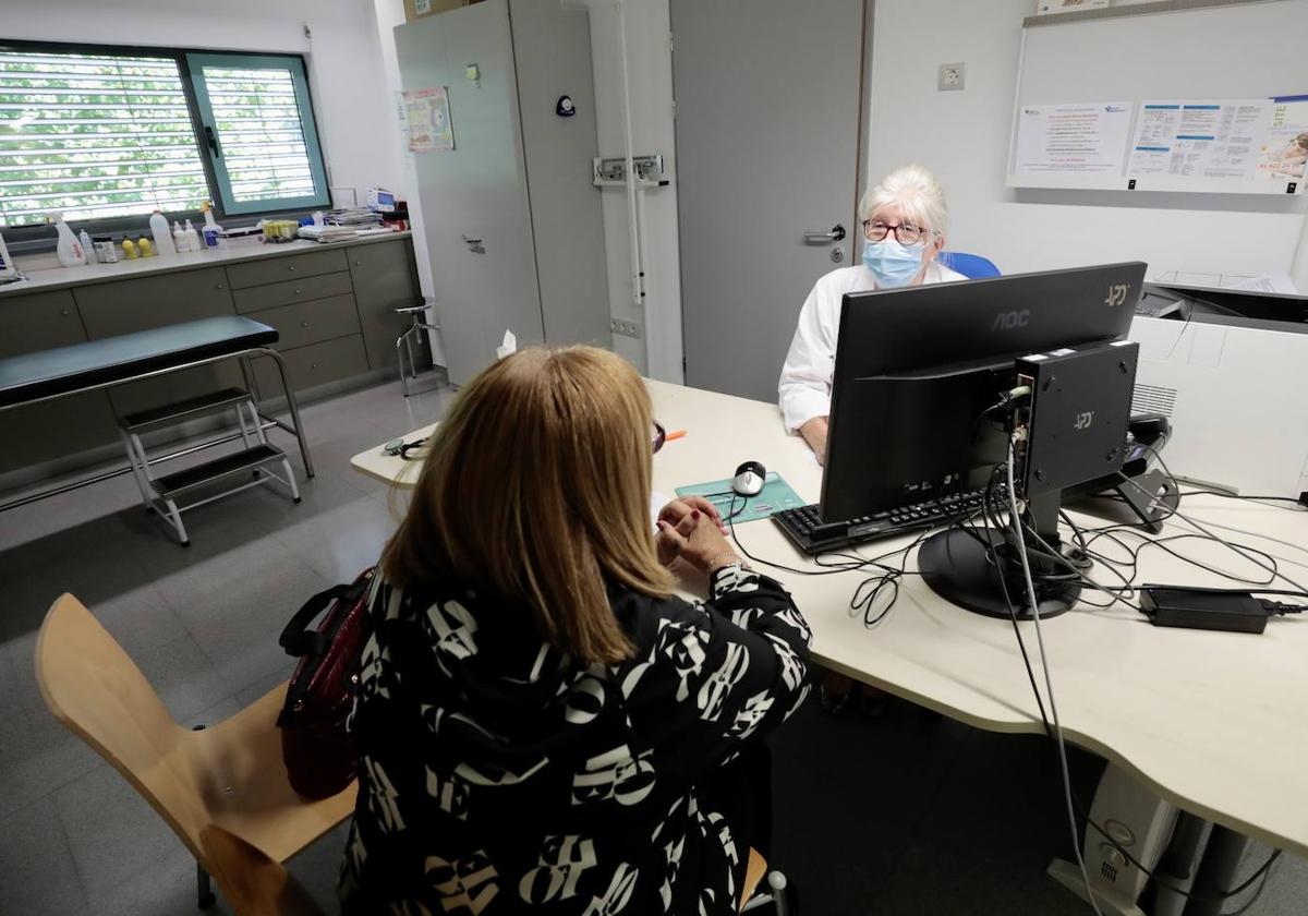 Una médico en consulta en el centrio de Delicias, Valladolid.