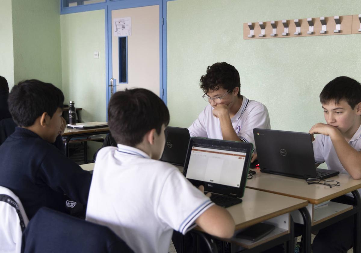 Un alumno de Secundaria trabaja con una tablet en el año del liderazgo en PISA y del debate por el uso de las pantallas en clase.