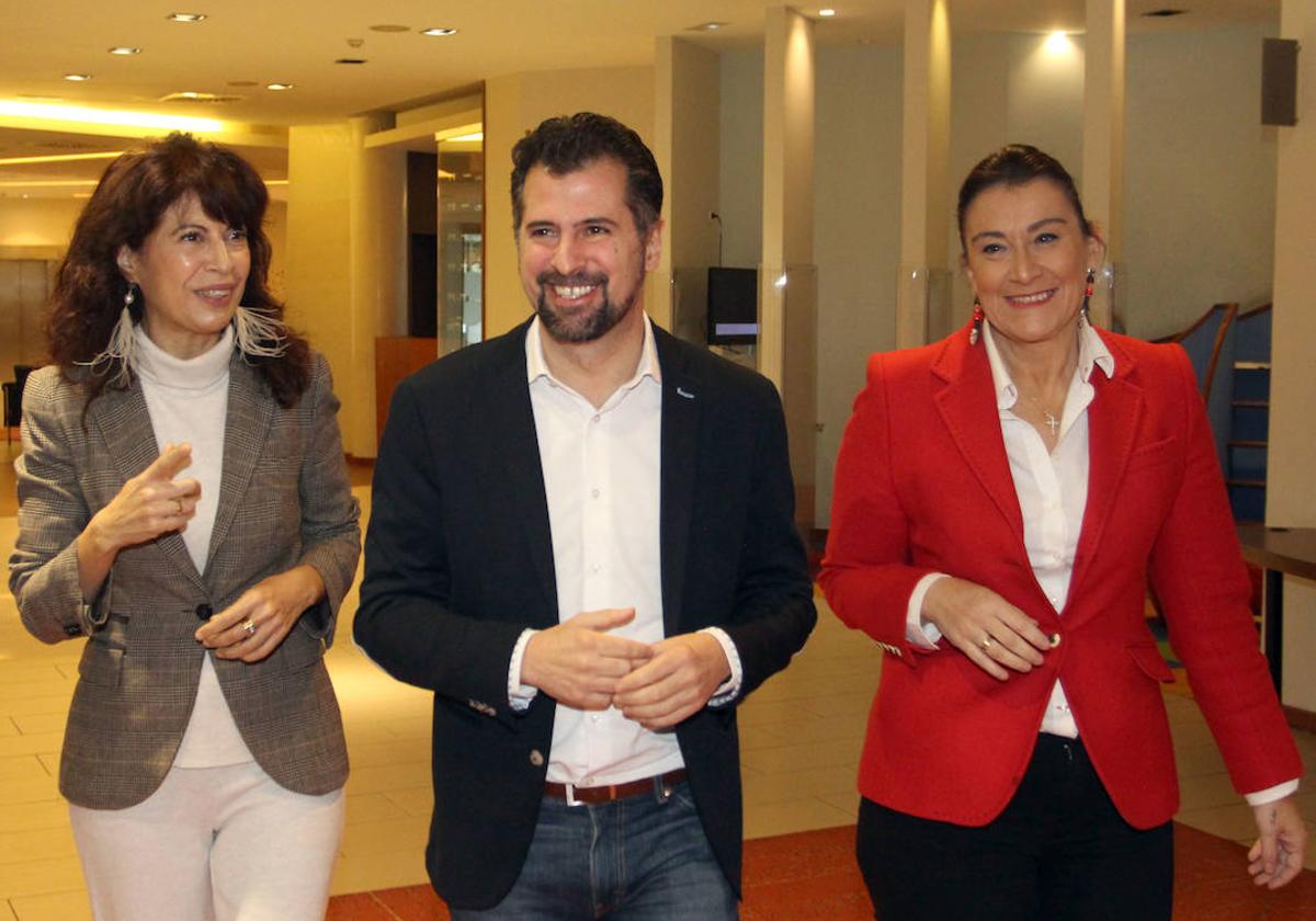 Tudanca, entre la ministra Ana Redondo y Ana Sánchez, secretaria de Organización del PSOE de Castilla y León y vicepresidenta segunda de las Cortes.