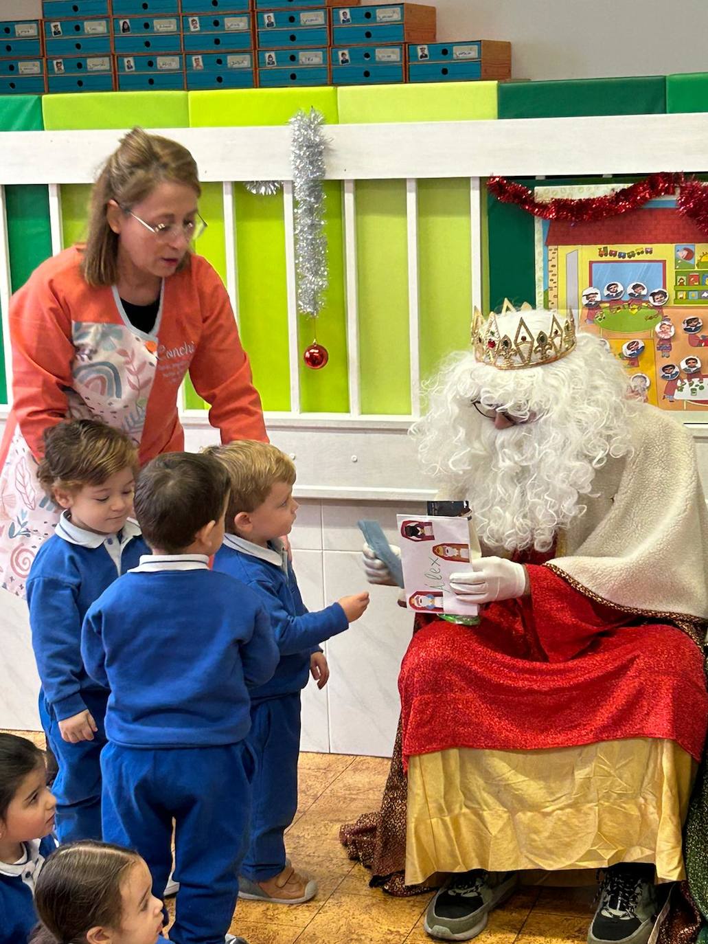 Los Reyes Magos visitan a los alumnos teresianos