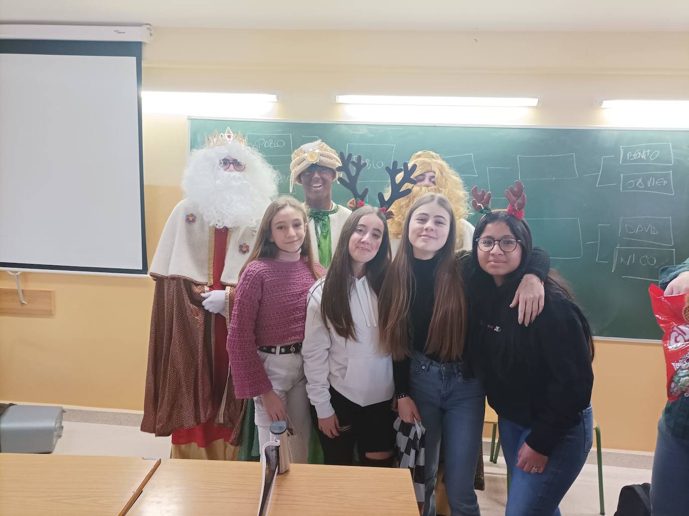 Los Reyes Magos visitan a los alumnos teresianos