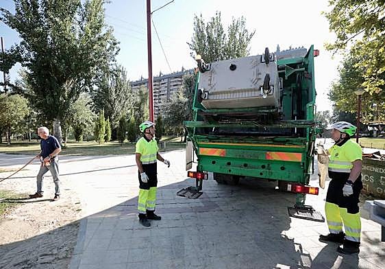 Recogida de basuras en el paseo de Las Moreras de Valladolid.
