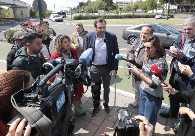 Canutazo de campaña de Óscar Puente, con muletas.