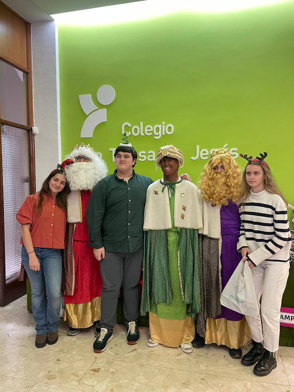 Los Reyes Magos visitan a los alumnos teresianos