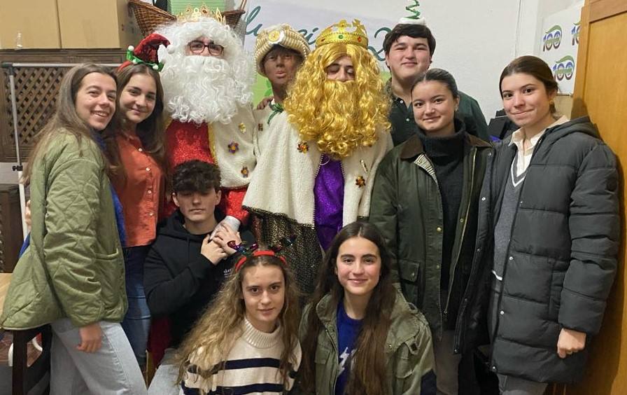 Los Reyes Magos visitan a los alumnos teresianos