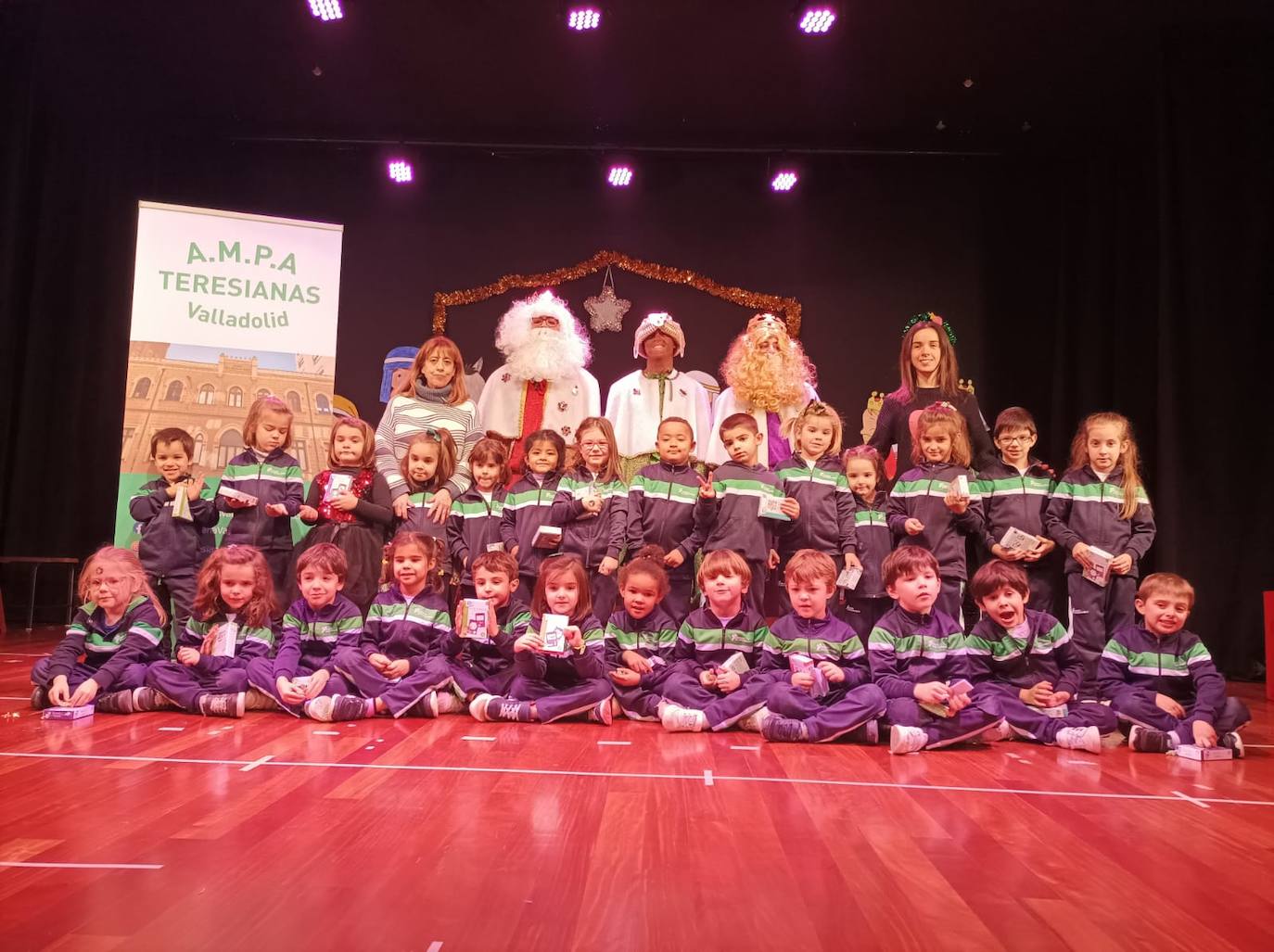 Los Reyes Magos visitan a los alumnos teresianos