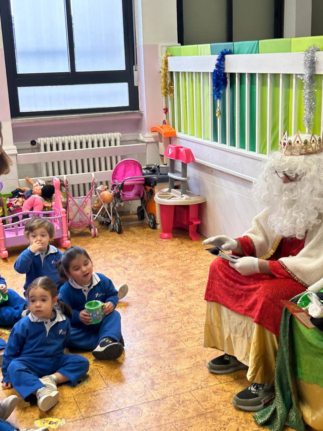 Los Reyes Magos visitan a los alumnos teresianos