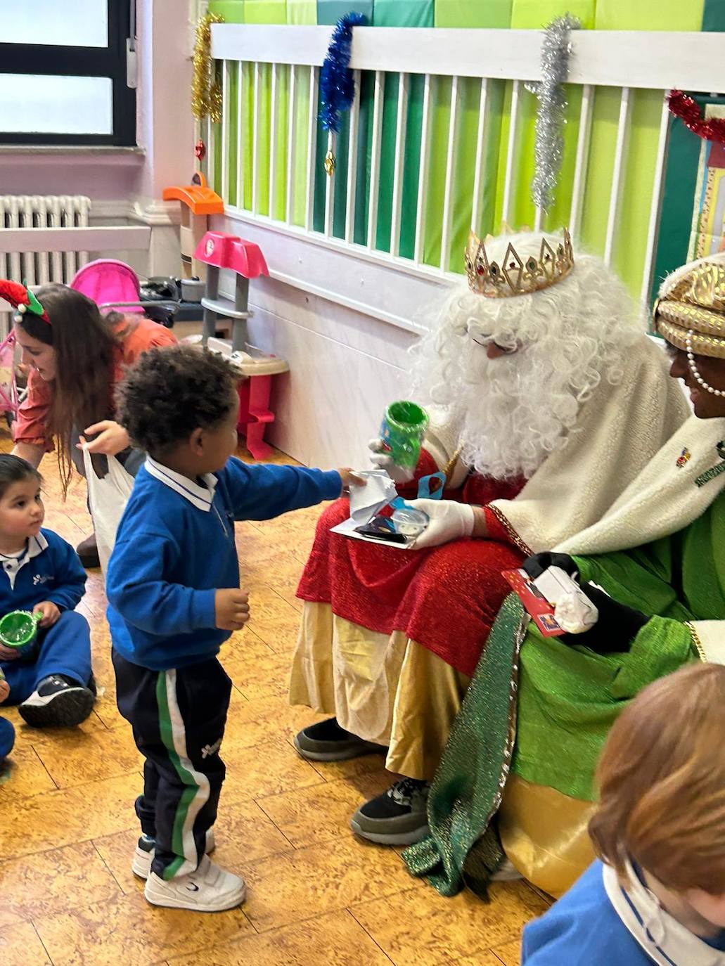 Los Reyes Magos visitan a los alumnos teresianos