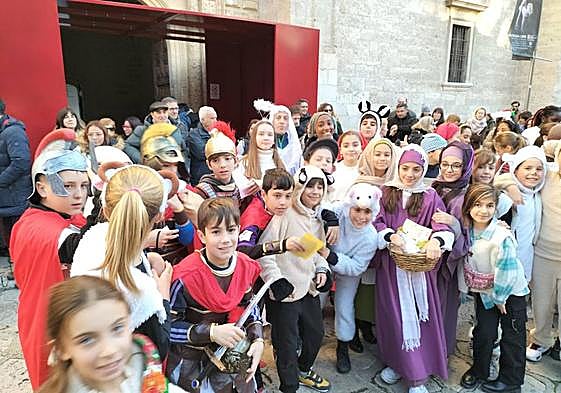 Alumnos de Primaria del Jesús y María, antes de iniciar la cabalgata.