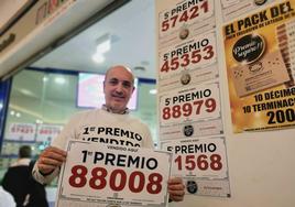 Luis Vázquez de Prada posando con todos los premios que ha repartido en este sorteo