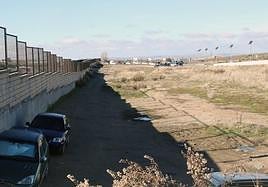 Terrenos que el Ayuntamiento quiere adecentar para su uso como aparcamiento.
