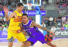 Brandon Brown, defendido por Laprovittola en el partido del Zunder Palencia ante el Barça en el Pabellón de Deportes de Palencia.