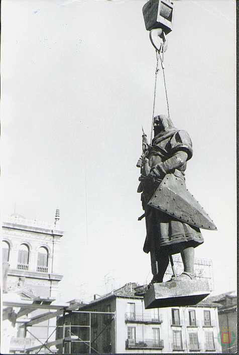 Una grúa levanta la estatua del Conde Ansúrez para su restauración.