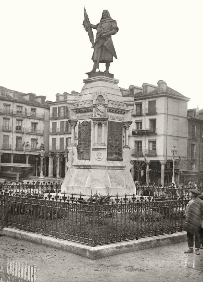 Un vecino observa la estatua creada por Aurelio Rodríguez Vicente Carretero.