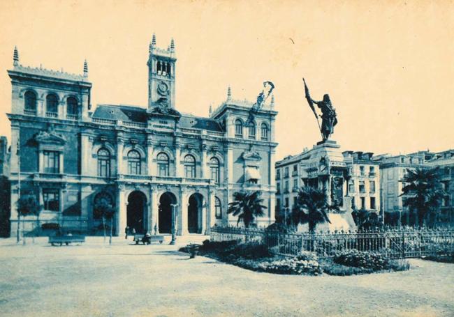 Una postal de 1920, donde se observan palmeras en el jardín que rodeaba la estatua.